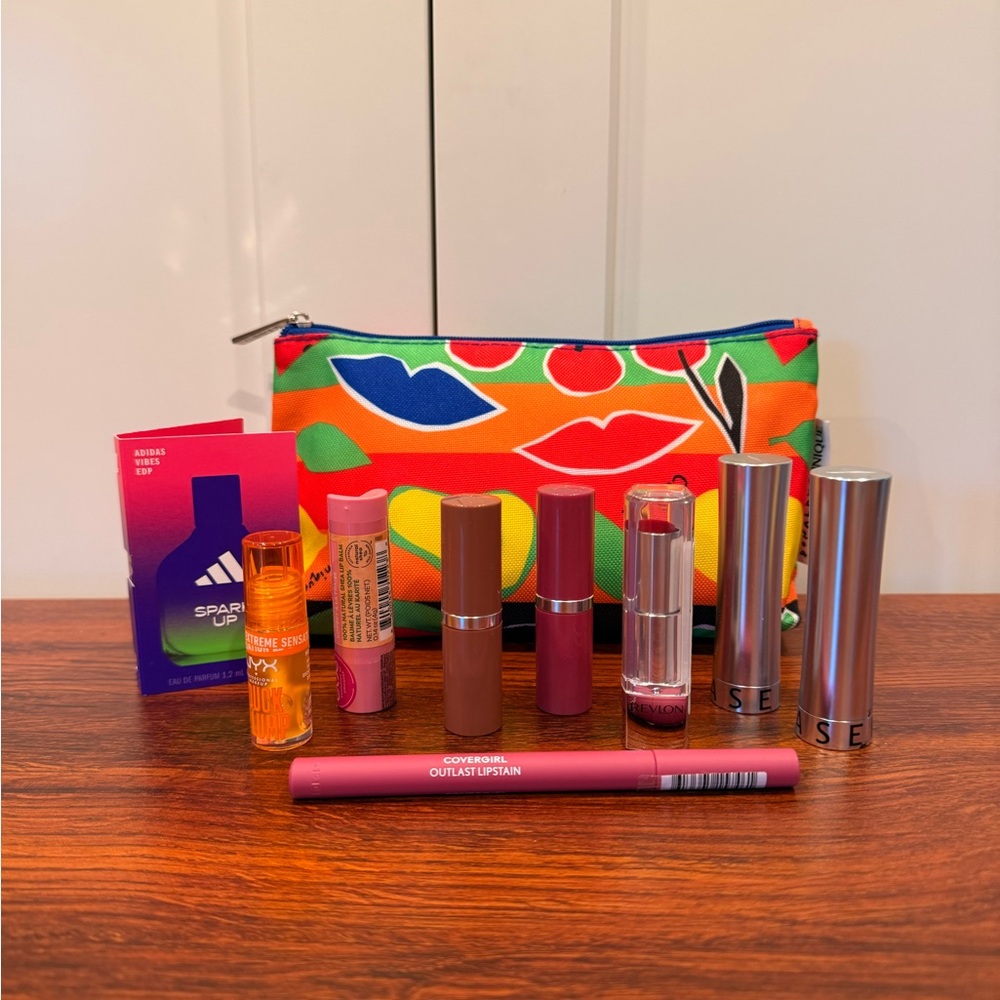 Clinique pouch & Lip Collection (10 pcs) Lipstick & liner, plumper, chapstick